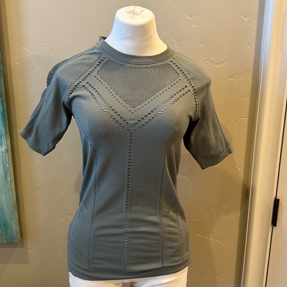 Athleta Tshirt - Picture 1 of 3